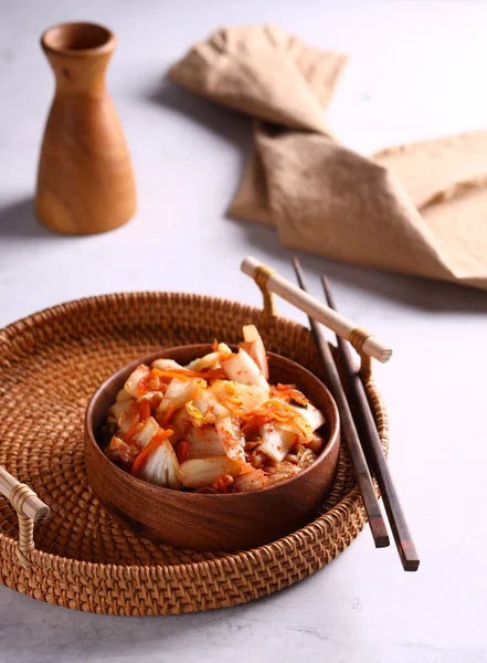 Kimchi Épicé Coréen Dans Bol Bois — Photo