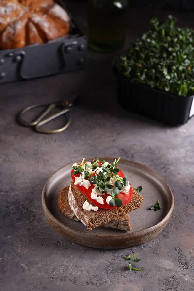 Rågbröd Smörgås Med Tomater Och Örter — Stockfoto