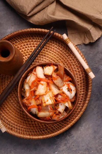 Kimchi Épicé Coréen Dans Bol Bois — Photo