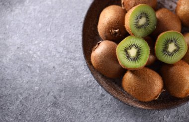 Taze taze kivi meyvesi sağlıklı yemek için.