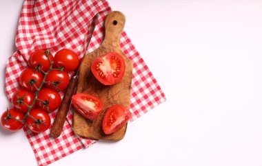 Kesme tahtasında taze sebze domatesleri