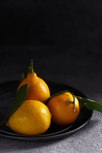Свежие Лимоны Зелеными Листьями Столе — стоковое фото