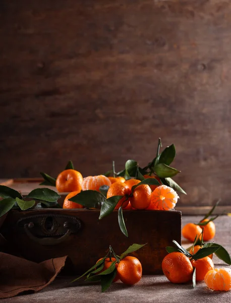 Čerstvé Mandarinky Zelenými Listy Stole — Stock fotografie