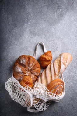 İp torbasında çeşitli ekmek çeşitleri