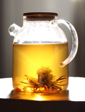 Çaydanlıkta yeşil egzotik çay