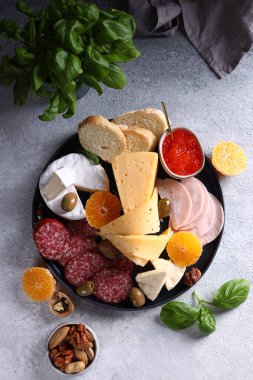 çerez olarak peynir ve sosis.