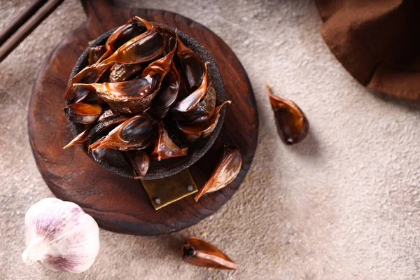 Aglio Fermentato Nero Giapponese Sul Tavolo — Foto Stock