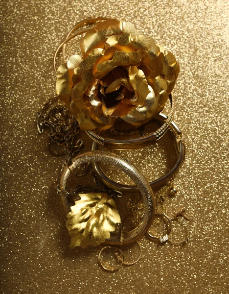 Złota Biżuteria Bransoletki Łańcuchy Pierścienie — Zdjęcie stockowe