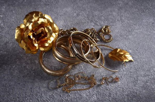 Goldschmuck Armbänder Und Ketten Und Ringe — Stockfoto