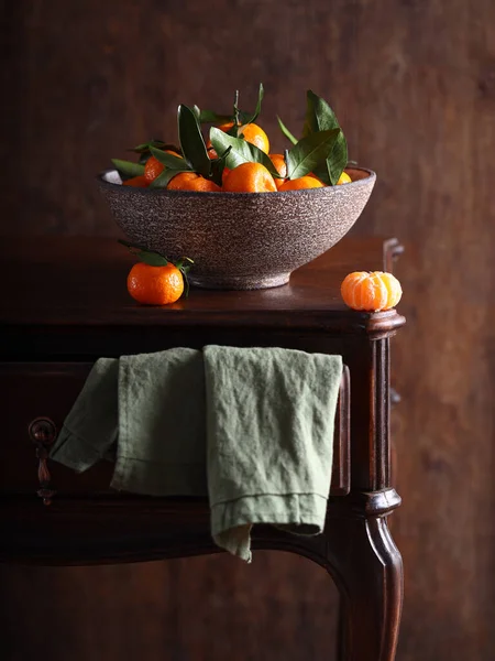 Tangerinas Frescas Com Folhas Verdes Mesa — Fotografia de Stock