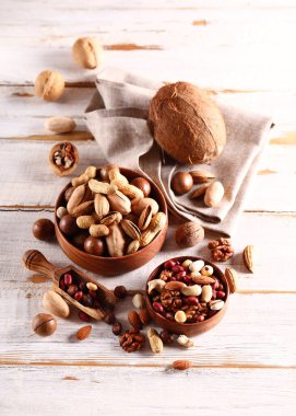 Çeşit çeşit fındık, badem ve Hindistan cevizi.