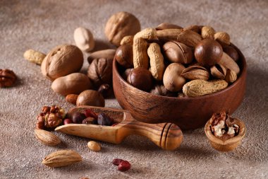 Çeşit çeşit fındık, badem ve Hindistan cevizi.