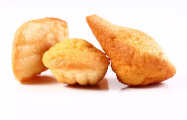 Beyaz arkaplanda kurabiye bisküvileri