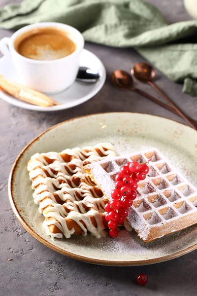 Köstliche Belgische Waffeln Mit Beeren Zum Frühstück Auf Einem Teller — Stockfoto