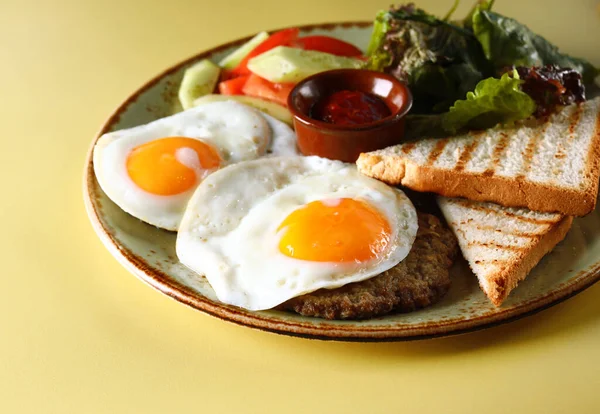 Breakfast Fried Eggs Toast Plate — Stock Photo, Image