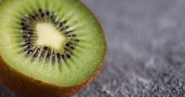 Taze taze kivi meyvesi sağlıklı yemek için.