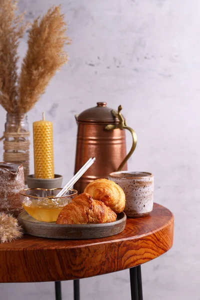 Colazione Con Croissant Miele Tavola — Foto Stock