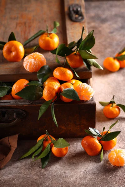 Färska Mandariner Med Gröna Blad Bordet — Stockfoto