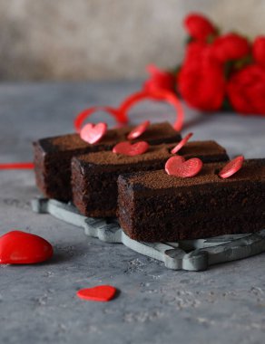 Sevgililer Günü için çikolatalı pasta.