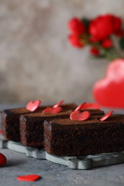 Sevgililer Günü için çikolatalı pasta.