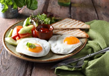 Tabakta kızarmış yumurta ve tost ile kahvaltı.