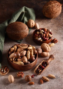 Çeşit çeşit fındık, badem ve Hindistan cevizi.