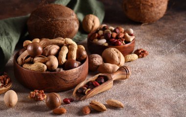 Çeşit çeşit fındık, badem ve Hindistan cevizi.