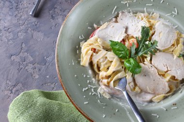 Kremalı makarna ve taze fesleğen.