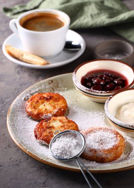 pudra şekerli süzme peynir krepleri.