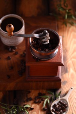 Tahta arka planda tahıllı kahve.