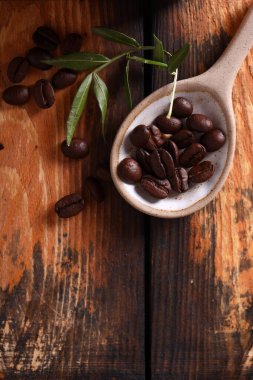 Tahta arka planda tahıllı kahve.