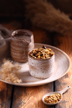 sağlıklı müsli ve böğürtlen ve süt.