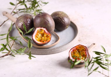 Bir tabakta tropikal meyve tutkusu çiçeği