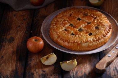 Tahta bir masada ev yapımı elmalı turta.