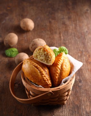 Ev yapımı turtalar, ahşap bir masada sıcak yemekler.