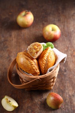 Ev yapımı turtalar, ahşap bir masada sıcak yemekler.