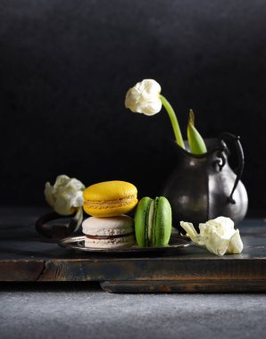 Çiçek laleleri ve badem kurabiyeleri.