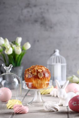 Tereyağlı tatlı çörekler Paskalya natürmortu