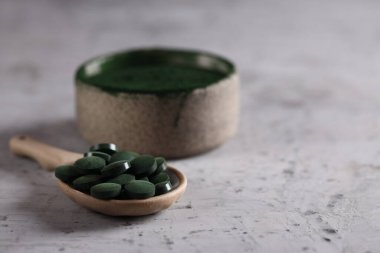 Spiral tozu ve süper yiyecek tabletleri.