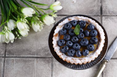 Böğürtlenli tatlı pasta ve krema.