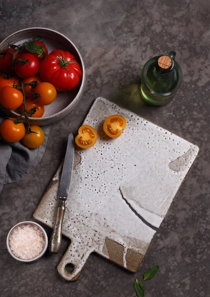 桌上的新鲜有机西红柿 — 图库照片