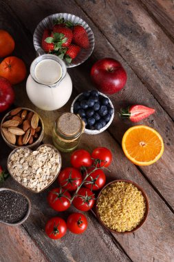 Tahta arka planda süper gıda ürünleri