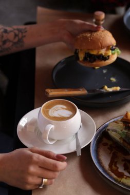 Yemek masasını farklı yemeklerle hazırla.