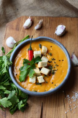 Kabak püresi çorbası ve ekmek kırıntıları.