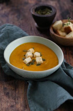 Kabak püresi çorbası ve ekmek kırıntıları.