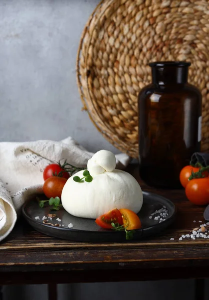 Queijo Burrata Macio Caseiro Com Tomates — Fotografia de Stock