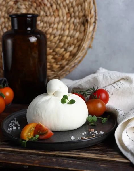 Domowej Roboty Ser Burrata Pomidorami — Zdjęcie stockowe