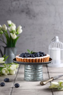 Böğürtlenli tatlı pasta ve krema.