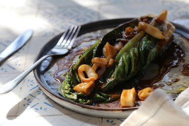 Asya usulü soya soslu kalamar salatası.