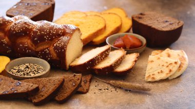 Masanın üzerinde kırsal tarzda ekmek çeşitleri